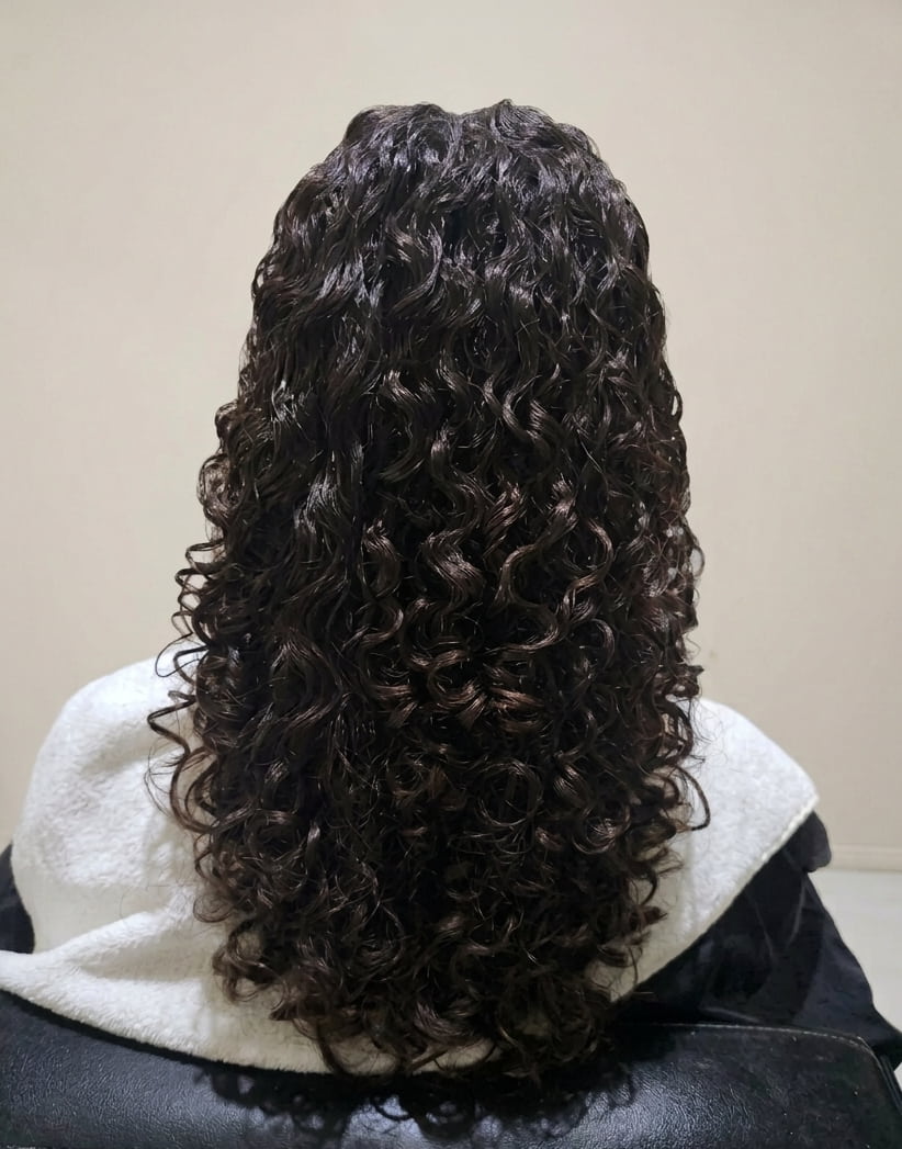 Hydrated, sculpted ringlets full of shine and movement.