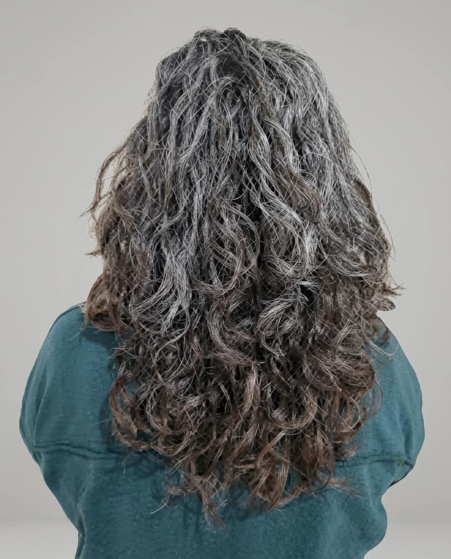 Defined silver curls with renewed structure, volume and movement.
