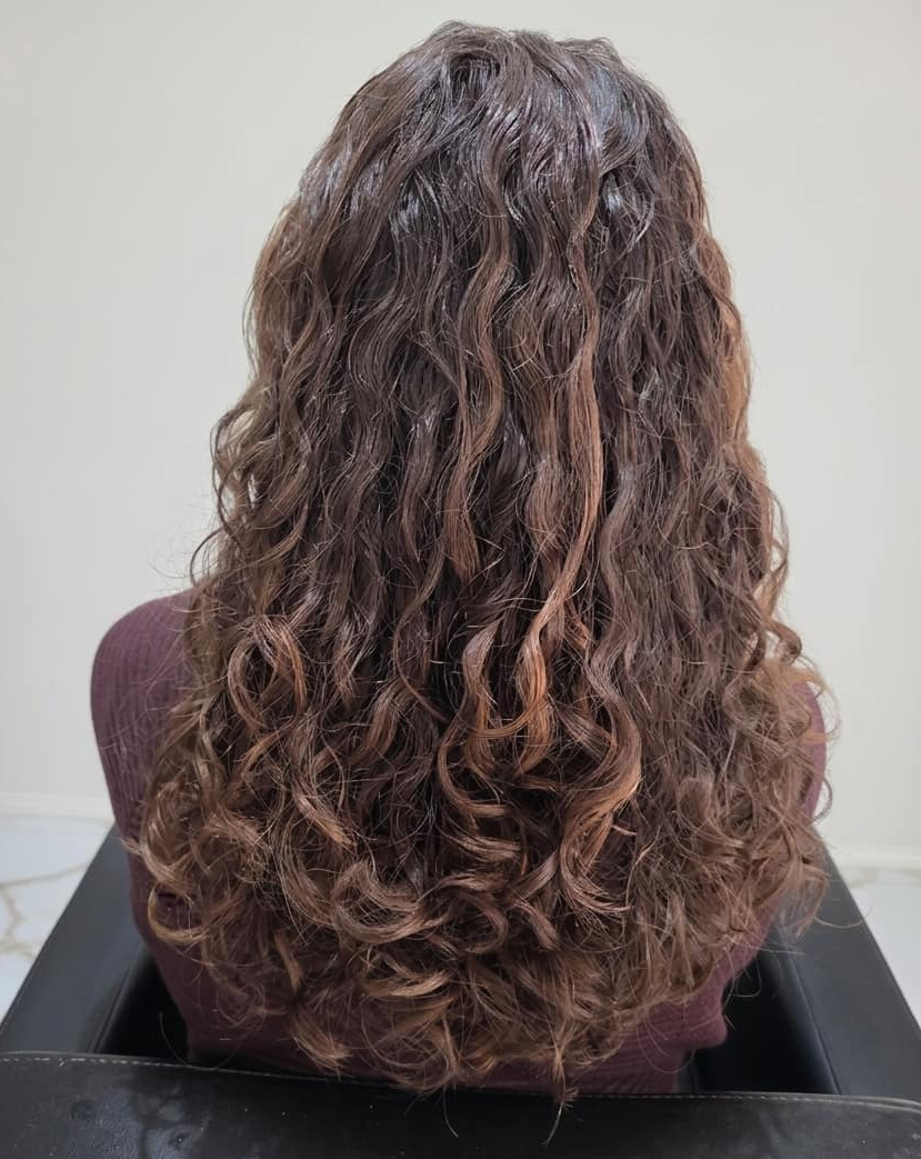 Defined curls with improved shape, texture and natural movement.