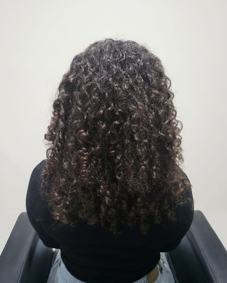 Soft, hydrated curls with luminous definition and balance.