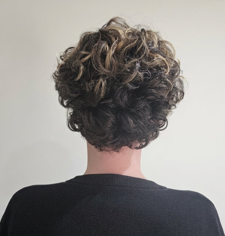 Revived curls with luminous tone and silky movement.