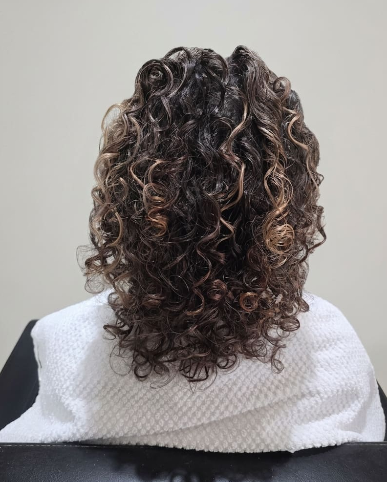 Soft, hydrated curls with luminous definition and balance.