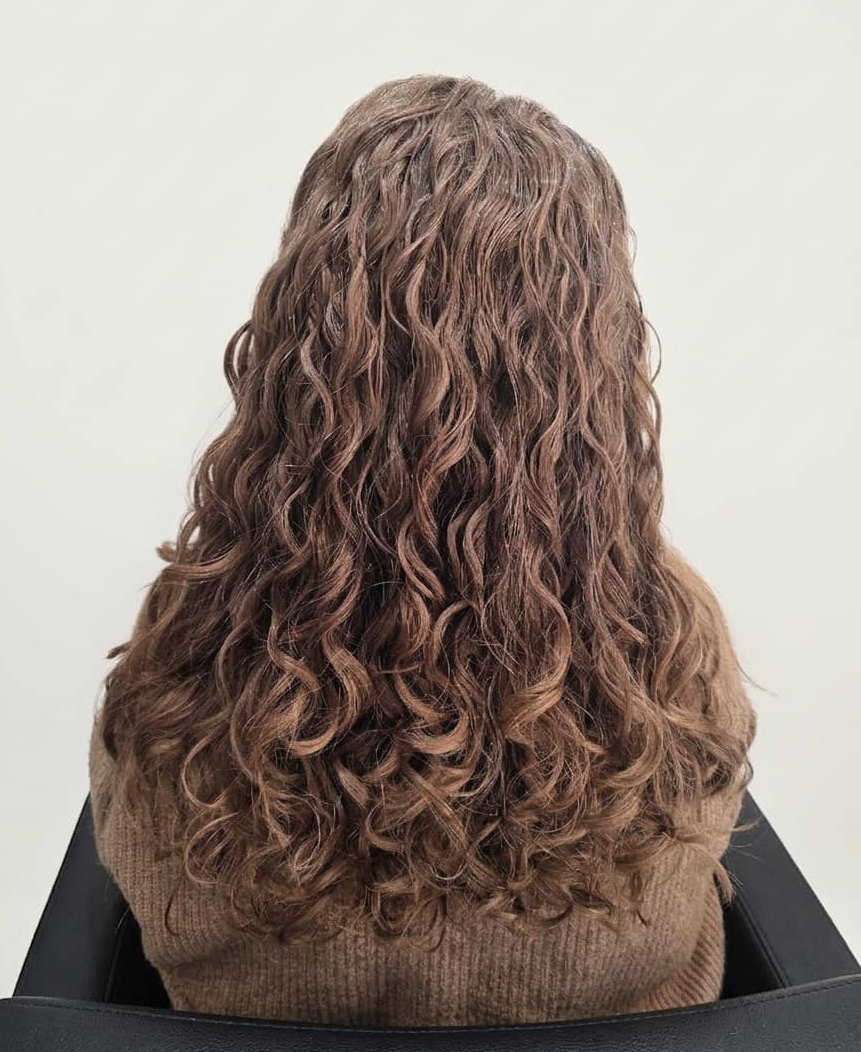 Smooth, luminous curls full of life and movement.
