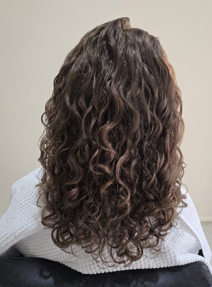 Revived curls with renewed elasticity and shine.