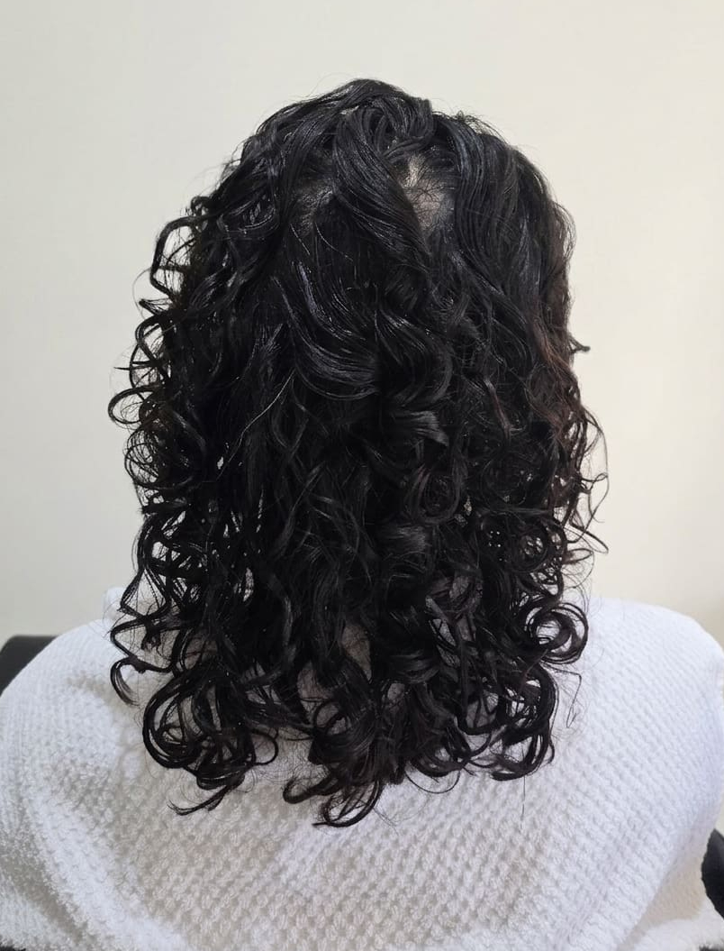 Soft, hydrated curls with luminous definition and balance.