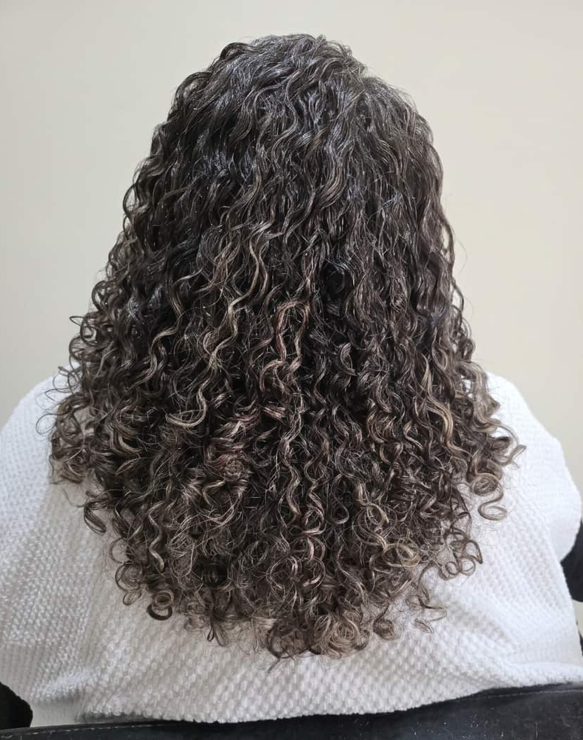 Smooth, luminous curls full of life and movement.