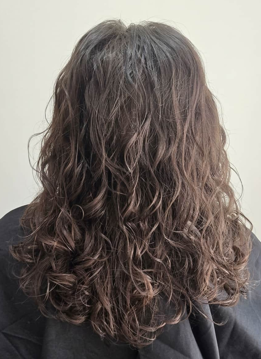 Loose waves with uneven definition and a heavier silhouette.