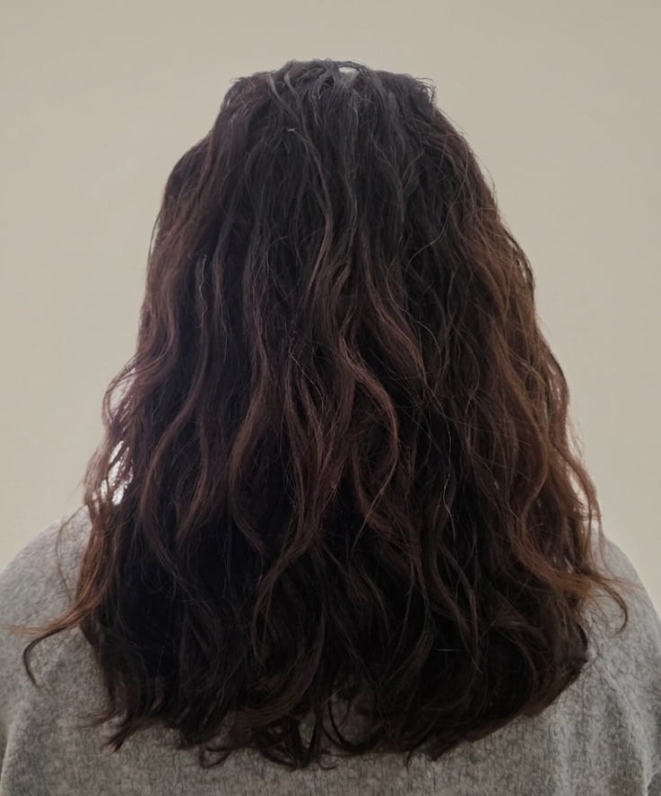 Uniform, hydrated curls with a soft, touchable finish.